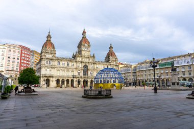 La Coruna, Galiçya / İspanya - 26 Kasım 2020: La Coruna 'daki tarihi belediye binası ve meydanı