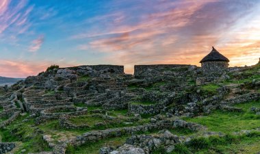 Galiçya 'daki Castro de Santa Tecla' daki Galiçya harabelerinin gün doğumunda manzarası