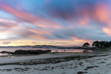 Güzel ve ıssız bir kumsalda muhteşem bir gün doğumu.