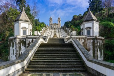 Braga, Minho / Portekiz - 5 Aralık 2020: Portekiz 'in kuzeyinde Bom Jesus do Monte Sığınağı