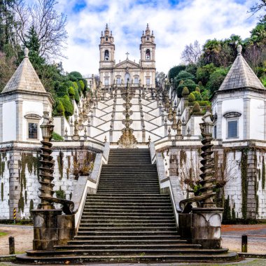 Braga, Minho / Portekiz - 5 Aralık 2020: Portekiz 'in kuzeyinde Bom Jesus do Monte Sığınağı