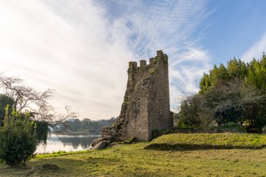 Galiçya 'daki Arousa Nehri' ndeki Torres de Oeste Kalesi 'nin harabelerinin manzarası.