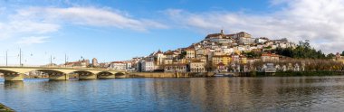 Coimbra, Portekiz: 8 Aralık 2020: Portekiz 'in eski Coimbra kentinin ön planda nehir ile panorama manzarası