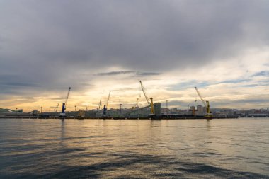 La Coruna, Galiçya / İspanya - 26 Kasım 2020: La Coruna 'daki endüstriyel liman ve liman manzarası