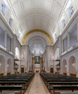 Fatima, Portekiz - 9 Aralık 2020: Portekiz 'in orta kesimindeki Fatima' da Meryem Ana 'nın Bazilikası' nın iç görünümü