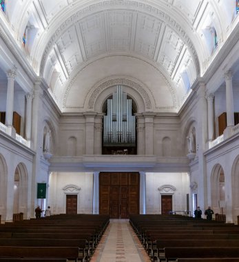 Fatima, Portekiz - 9 Aralık 2020: Portekiz 'in orta kesimindeki Fatima' da Meryem Ana 'nın Bazilikası' nın iç görünümü