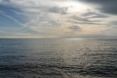 Sıcak bir hava ve kötü hava manzarası sakin mavi Atlantik Okyanusu üzerinde yavaşça hareket etmeye başlar.