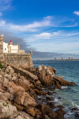 Outao, Portekiz - 18 Aralık 2020: Setubal yakınlarındaki Santiago do Outao Deniz Feneri Kalesi manzarası