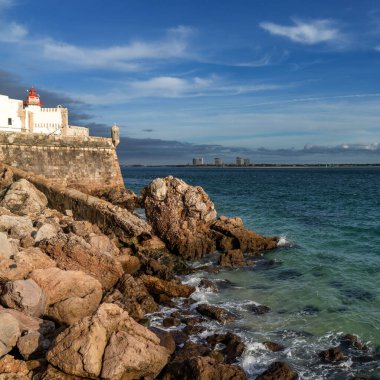Outao, Portekiz - 18 Aralık 2020: Setubal yakınlarındaki Santiago do Outao Deniz Feneri Kalesi manzarası