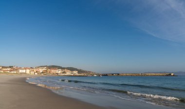 Batı Galiçya 'daki Laxe balıkçı köyündeki sahil ve liman manzarası
