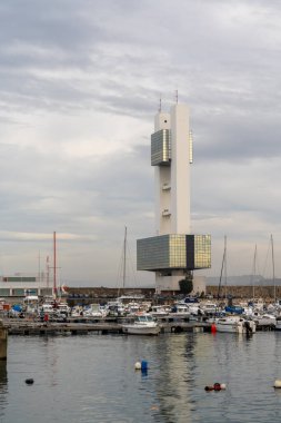 La Coruna, Galiçya / İspanya - 26 Kasım 2020: İspanya 'nın La Coruna limanındaki deniz kurtarma kulesinin manzarası