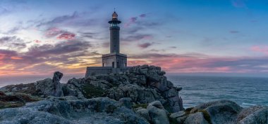 Gün batımında Punta Nariga Deniz Feneri manzarası