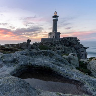 Gün batımında Punta Nariga Deniz Feneri 'nin kare manzarası.