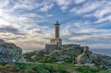 Galiçya 'nın batı kıyısındaki Punta Nariga deniz feneri.