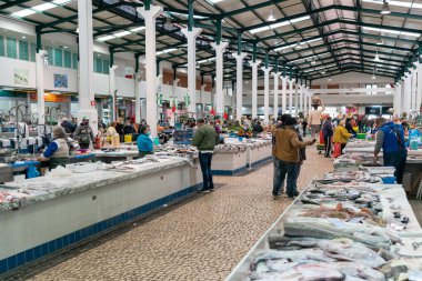 Setubal, Portekiz - 18 Aralık 2020: Setubal 'deki Livramento Pazarı' na yüz maskesi takan birçok müşteri