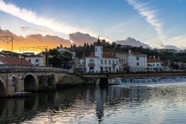 Tomar, Portekiz: 8 Aralık 2020: Portekiz 'in güzel eski şehir merkezi Tomar, gün batımında