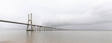 Lizbon 'daki Vasco da Gama Köprüsü manzarası