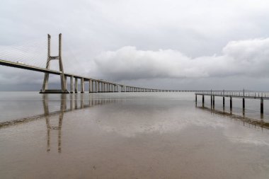 Lizbon 'daki Vasco da Gama Köprüsü manzarası