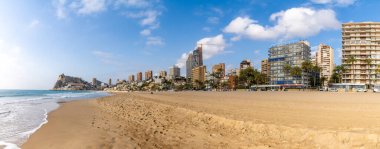 Terkedilmiş sahil manzarası ve Benidorm 'un ufuk çizgisi.