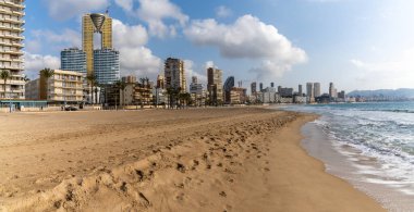 Terkedilmiş sahil manzarası ve Benidorm 'un ufuk çizgisi