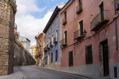 Cuenca 'nın eski şehir merkezine giden yol birçok renkli ev boyunca uzanıyor.