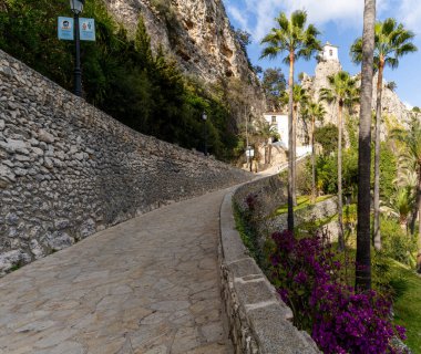 Guadalest 'in eski şehir merkezine giden taştan yaya yolu.