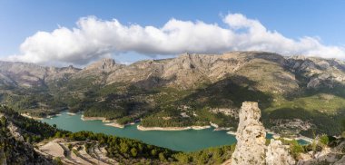 İspanya 'daki Guadalest Reservoir ve Sierra de Serella dağlarının manzarası