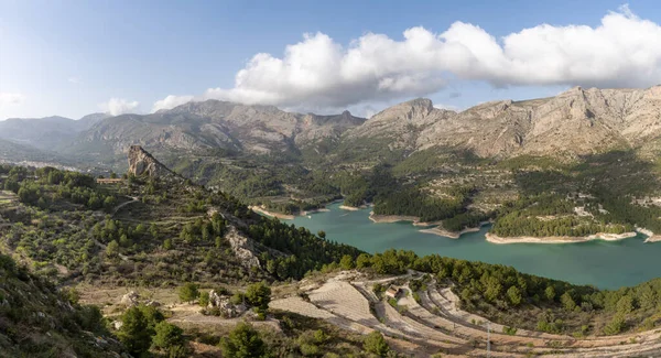 İspanya 'daki Guadalest Reservoir ve Sierra de Serella dağlarının manzarası