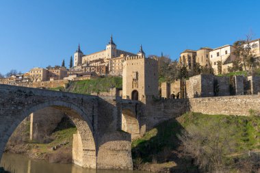 Tagus Nehri üzerindeki tarihi İspanyol şehri Toledo 'nun ön planda Roma Köprüsü' nün manzarası.