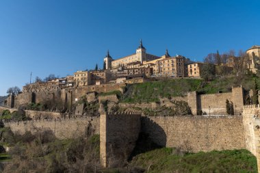 Tagus Nehri üzerindeki tarihi İspanyol şehri Toledo 'nun manzarası