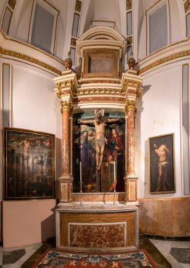 Valencia, İspanya: 3 Mart 2021: Valencia Katedrali 'ndeki İyi Ölüm Şapeli' nin İsa 'sına bakış