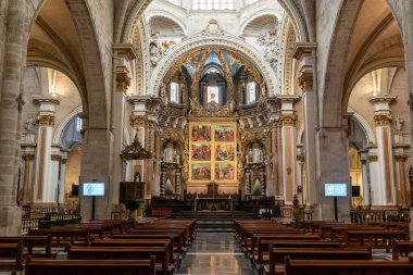 Valencia, İspanya: 3 Mart 2021: Valensiya 'daki katedralin iç manzarası sunağı ve sahayı gösteriyor.