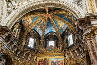 Valencia, İspanya: 3 Mart 2021: Valencia katedralindeki süslü ve süslü tavan manzarası