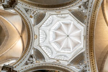 Valencia, İspanya: 3 Mart 2021: Valencia katedralindeki süslü ve süslü tavan manzarası