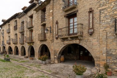 Ainsa, İspanya - 6 Mart 2021: Ainsa, İspanya Pireneler 'deki Plaza Belediye Başkanı şehir meydanı manzarası