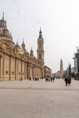 Zaragoza, İspanya - 5 Mart 2021: Sütun Hanımefendimizin Meydanı ve eski şehir merkezi Zaragoza 'daki katedral manzarası