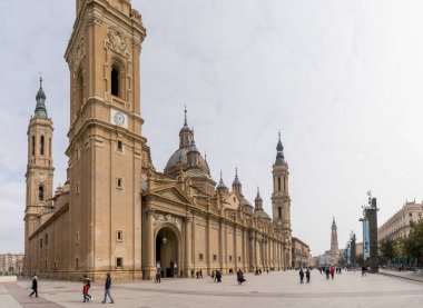 Zaragoza, İspanya - 5 Mart 2021: Sütun Hanımefendimizin Meydanı ve eski şehir merkezi Zaragoza 'daki katedral manzarası