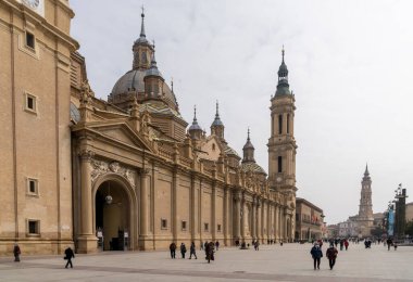 Zaragoza, İspanya - 5 Mart 2021: Sütun Hanımefendimizin Meydanı ve eski şehir merkezi Zaragoza 'daki katedral manzarası