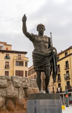 Zaragoza, İspanya - 5 Mart 2021: tarihi Zaragoza şehir merkezinde Sezar Augusto 'nun heykeli