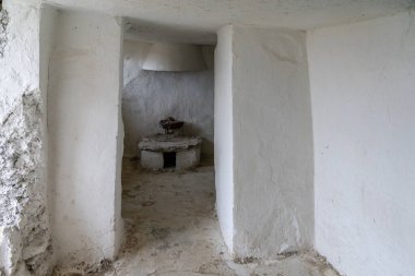 Arguedas 'taki mağara ve evlerin iç görüntüsü.