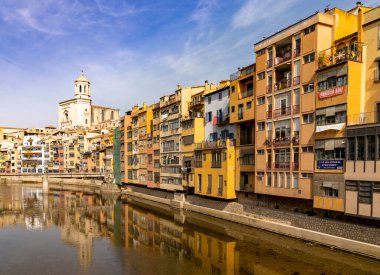 Girona, İspanya - 11 Mart 2021: Onyar Nehri kıyıları boyunca birçok renkli binalarla Kuzey İspanya 'nın tarihi Girona şehir merkezi