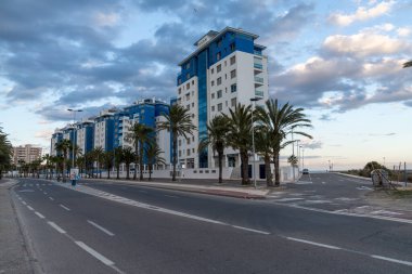 Murcia 'daki La Manga del Menor' daki boş caddelerin ve modern çok katlı otellerin manzarası