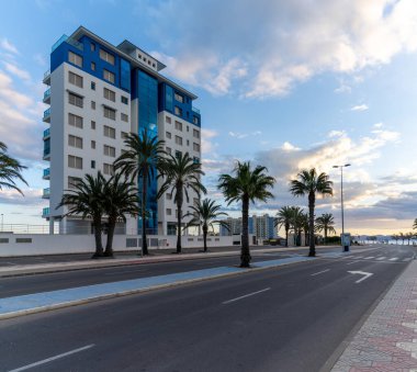 Murcia 'daki La Manga del Menor' daki boş caddelerin ve modern çok katlı otellerin manzarası