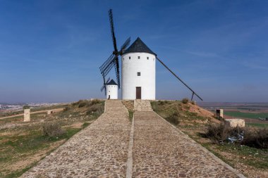 San Juan de Alcazar tepelerindeki La Mancha yel değirmenlerinin tarihi görüntüsü