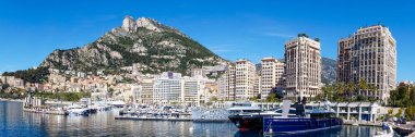 Monako, Monako - 17 Mart 2021: Cape d 'Ail limanı manzarası ve Monako' nun Fontvielle bölgesindeki oteller