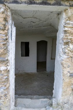 Arguedas 'taki mağara ve evlerin iç görüntüsü.