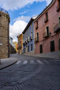 Cuenca 'nın eski şehir merkezine giden yol birçok renkli ev boyunca uzanıyor.