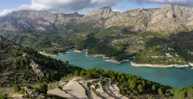 İspanya 'daki Guadalest Reservoir ve Sierra de Serella dağlarının manzarası