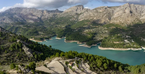 İspanya 'daki Guadalest Reservoir ve Sierra de Serella dağlarının manzarası