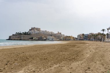 İspanya 'da Peniscola tepesindeki şehir ve kale manzarası